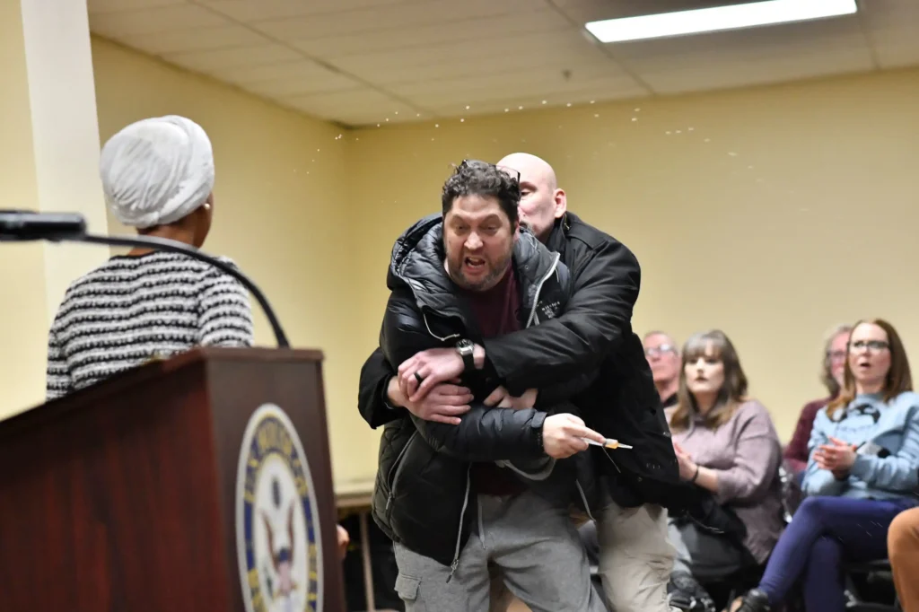 Incidente en Minneapolis: Ataque a la Congresista Ilhan Omar Durante un Mitin