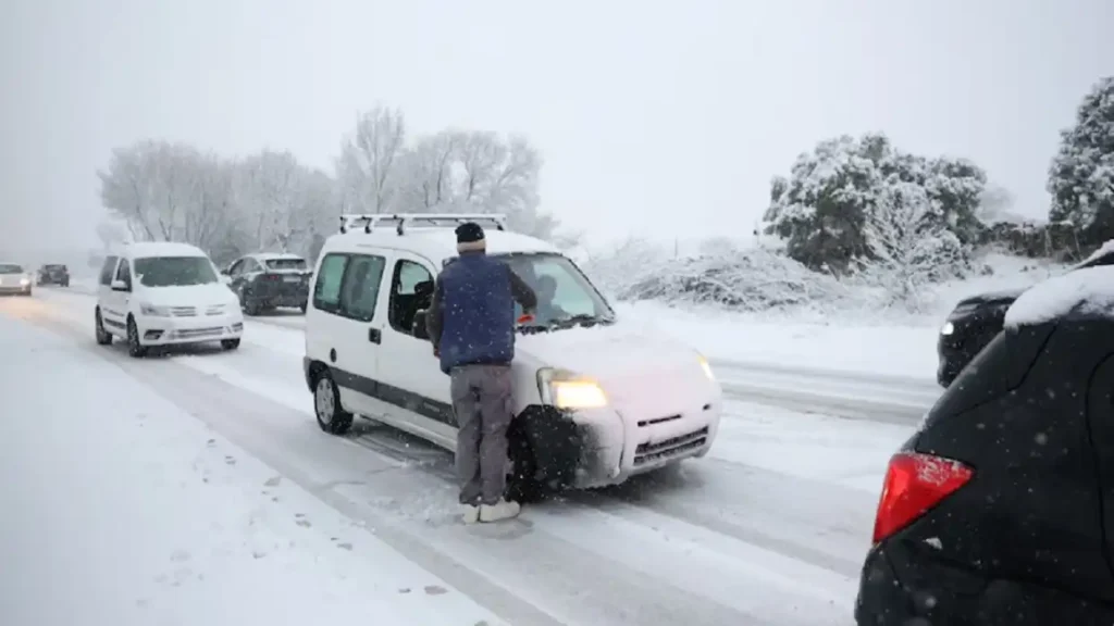 Impacto de la Borrasca Kristin: Nieve y Lluvias Afectan a España
