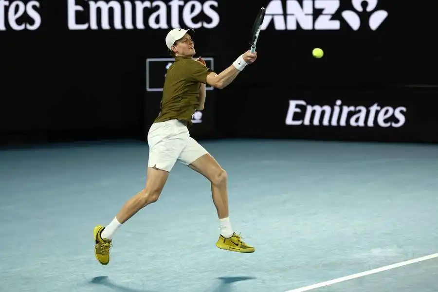 Jannik Sinner avanza a semifinales del Open de Australia con una actuación impecable