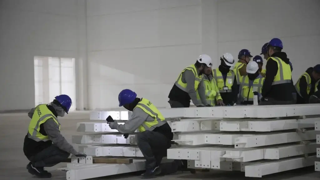 La llegada de ingenieros surcoreanos a la gigafactoría de Sagunt: un desafío logístico