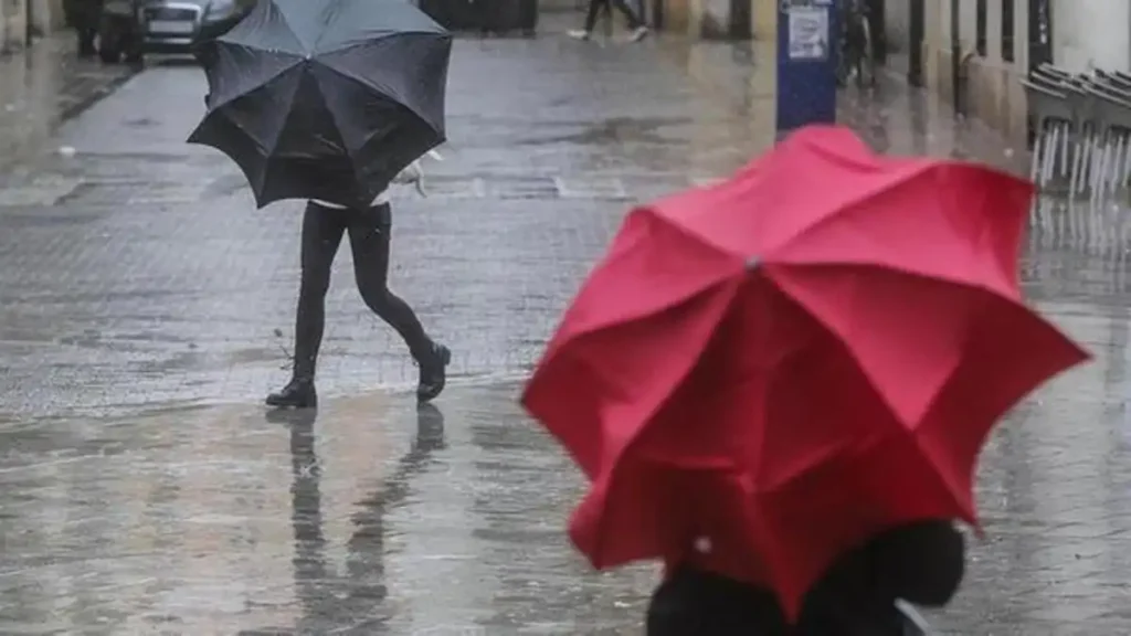 Málaga en Alerta: La Borrasca Leonardo Traerá Fuertes Lluvias y Vientos