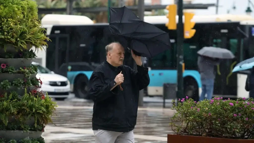 Impacto de la Borrasca Leonardo: Lluvias y Vientos en Málaga