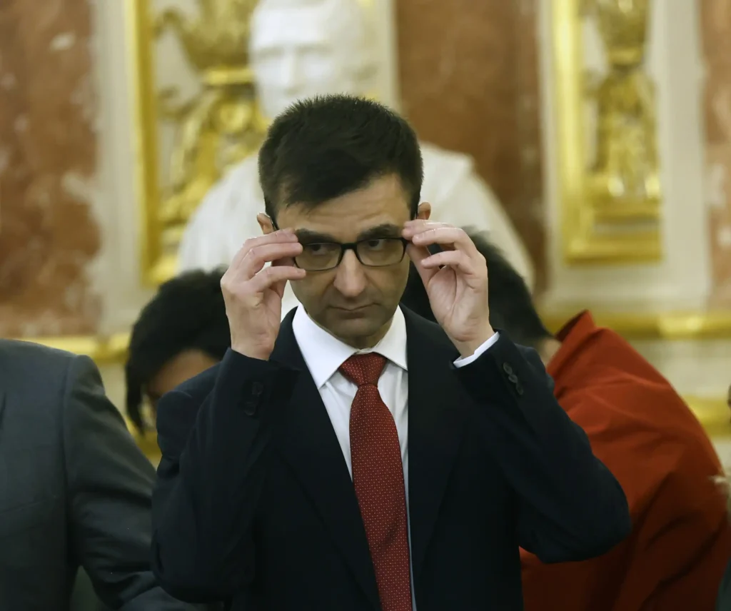 Controversias en RTVE: La Defensa de José Pablo López y el Consejo de Informativos