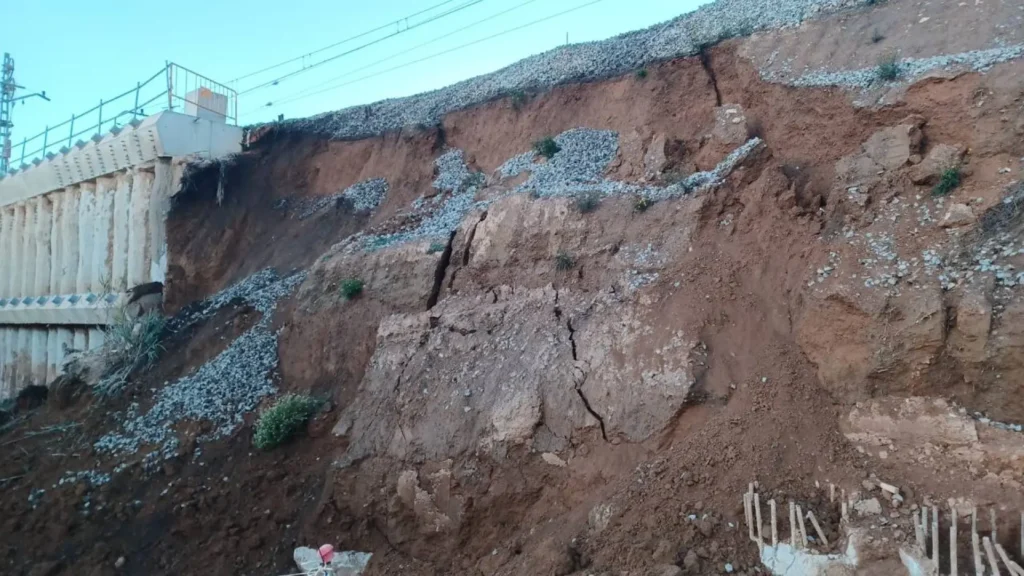 Desprendimiento de Terraplén Interrumpe el Servicio de Rodalies en Sant Feliu de Llobregat