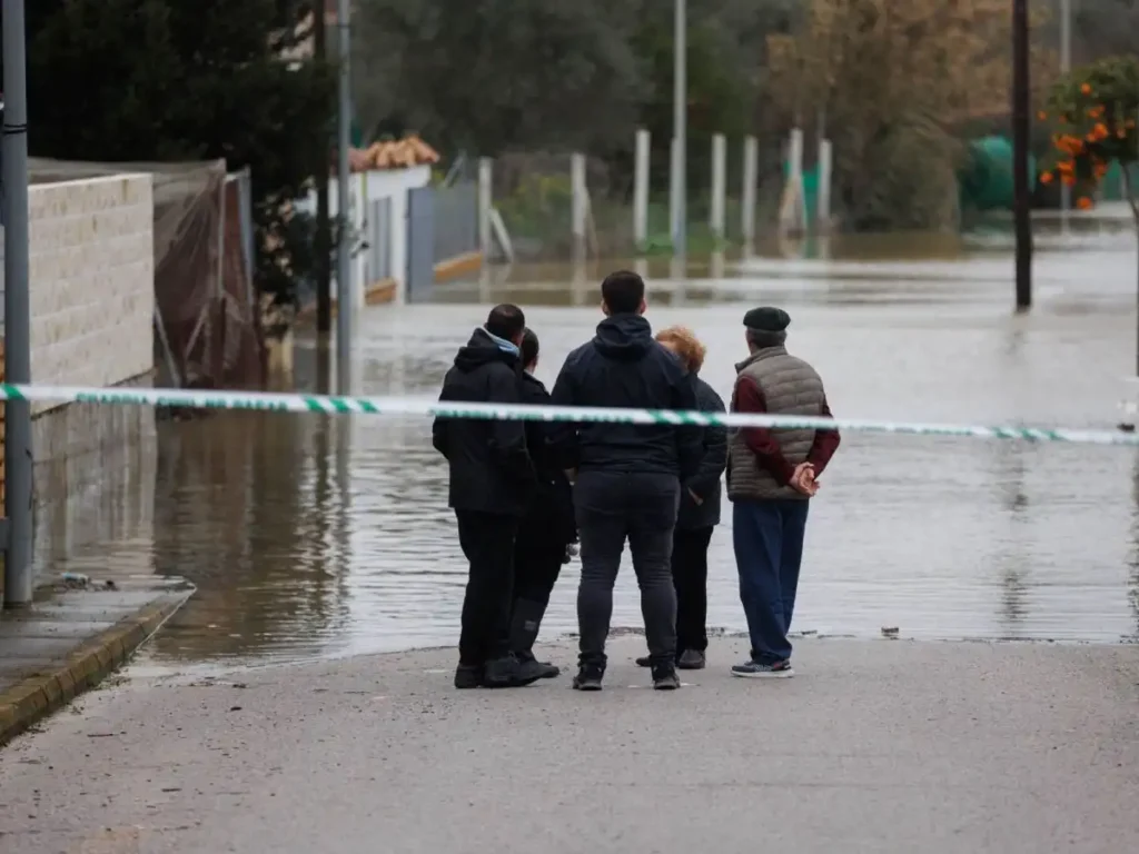 Impacto de la Borrasca Leonardo en Andalucía: Desalojos y Emergencias