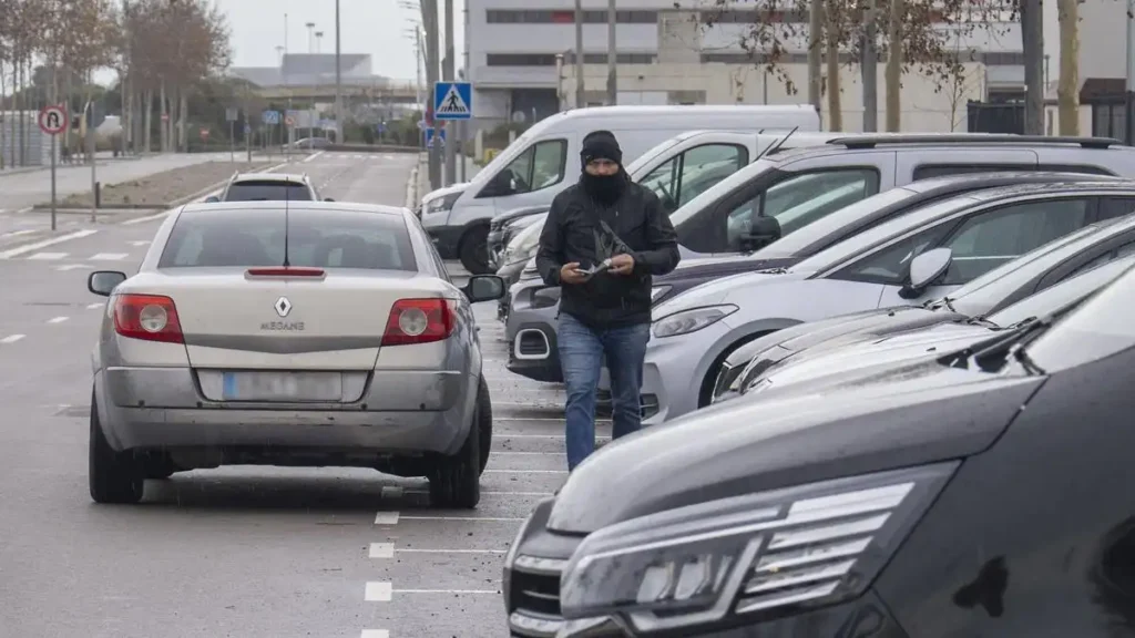 El Auge de los ‘Park & Go’ Ilegales en El Prat: Un Problema Creciente