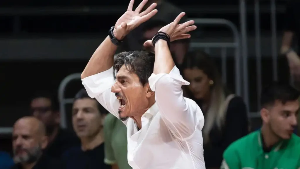 Dimitrios Giannakopoulos y su estilo único de anunciar fichajes en el Panathinaikos
