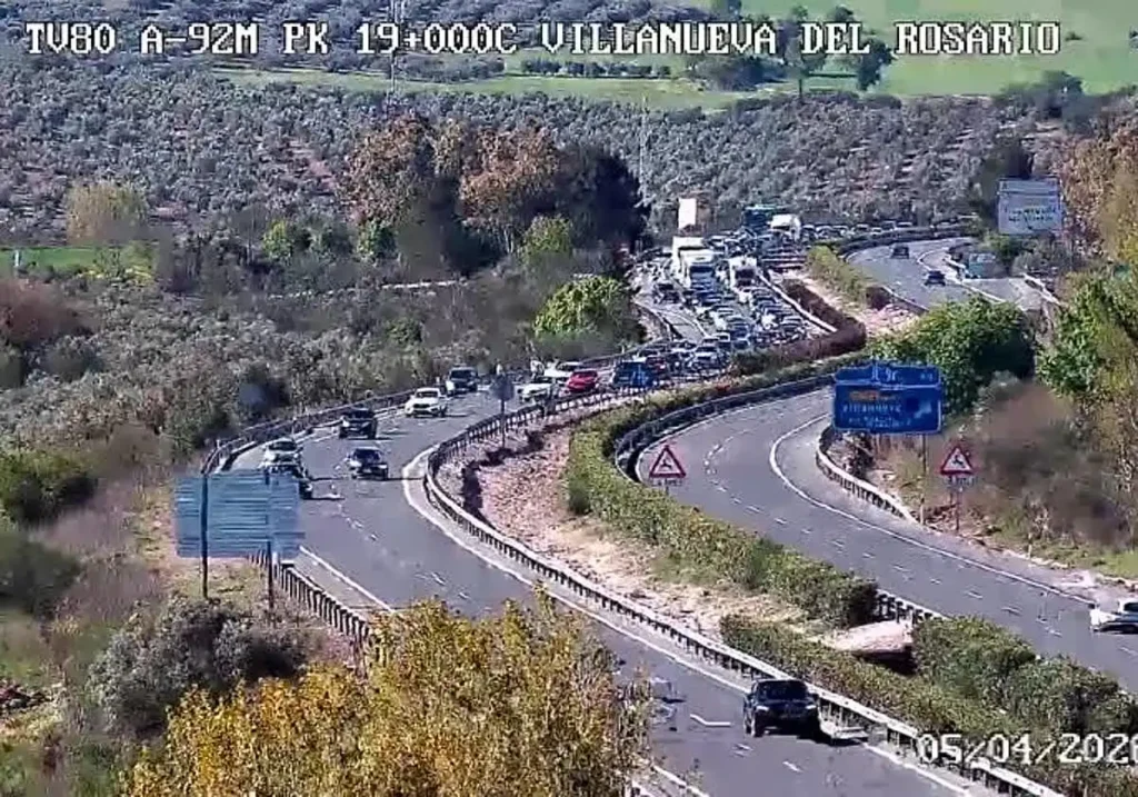 Accidente A92M Antequera: colisión con mediana y retenciones en sentido Granada