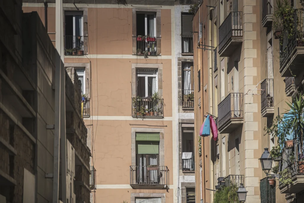 Alquilar una habitación en Barcelona: precios, regulación y crisis del coliving