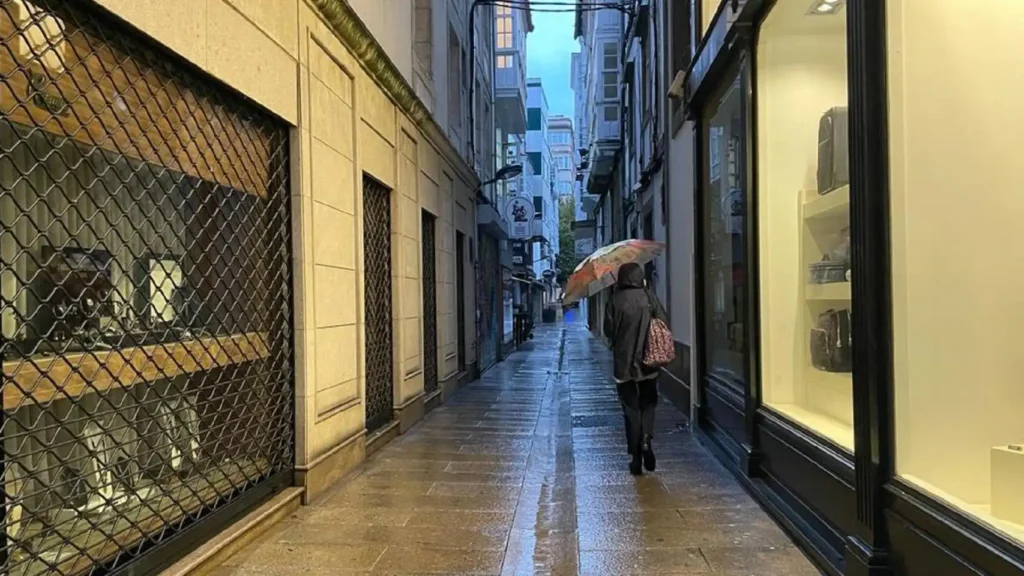 Tiempo en Málaga este fin de semana: avisos por tormentas, granizo y olas de 3 metros