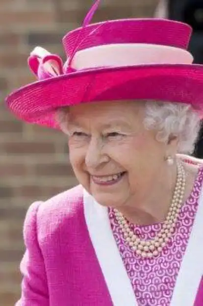 Isabel II estilo y poder: cómo su vestuario definió la monarquía moderna