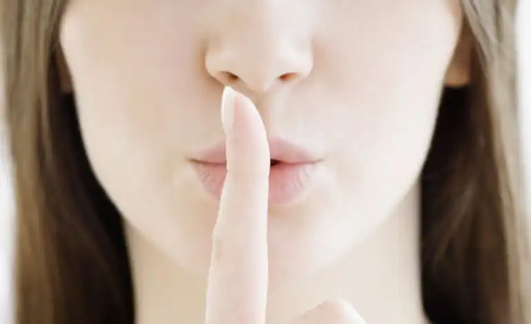 ¿Qué implica el derecho a guardar silencio en comisiones parlamentarias en España?