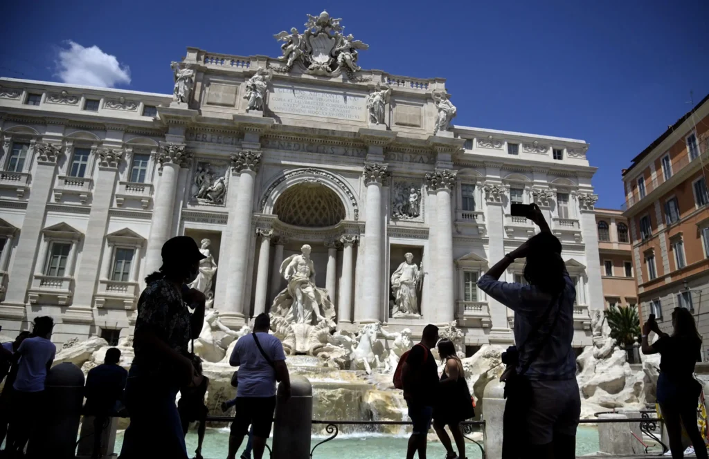 Katy Perry y la Fontana di Trevi: ¿Qué implica lanzar una tarjeta de crédito en lugar de una moneda?