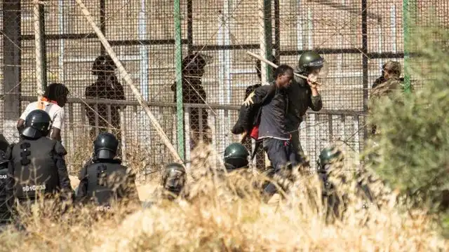 Regularización de inmigrantes en Barcelona: colas masivas y crisis de gestión municipal