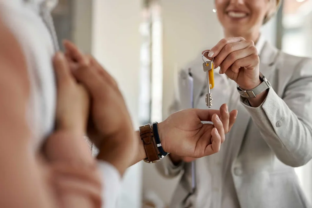 Comprar una vivienda antes de los 35 años: realidades, apoyos familiares y claves financieras