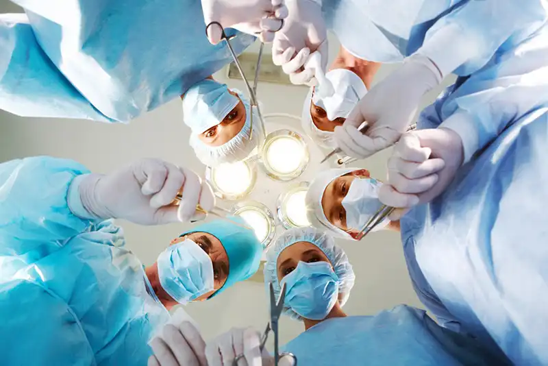 Indemnización por negligencia médica en cirugía de rodilla: caso de gimnasta de élite