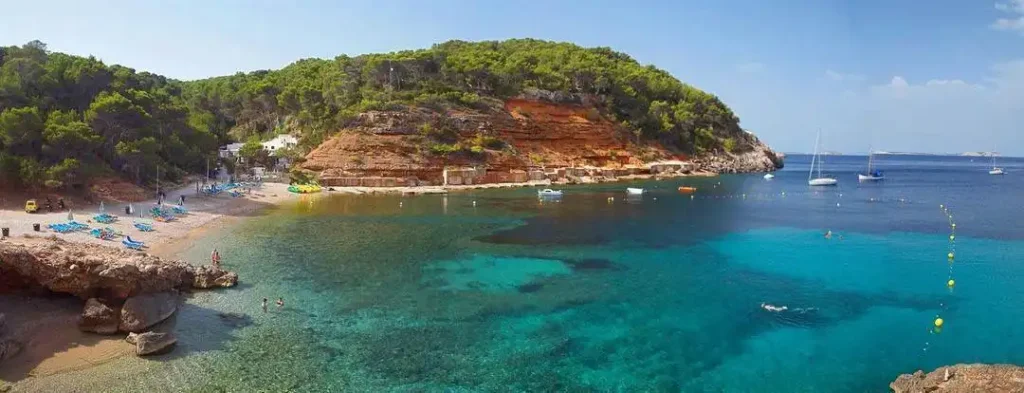 Restricciones de acceso a Cala Salada: cómo afectan a turistas y residentes en 2026