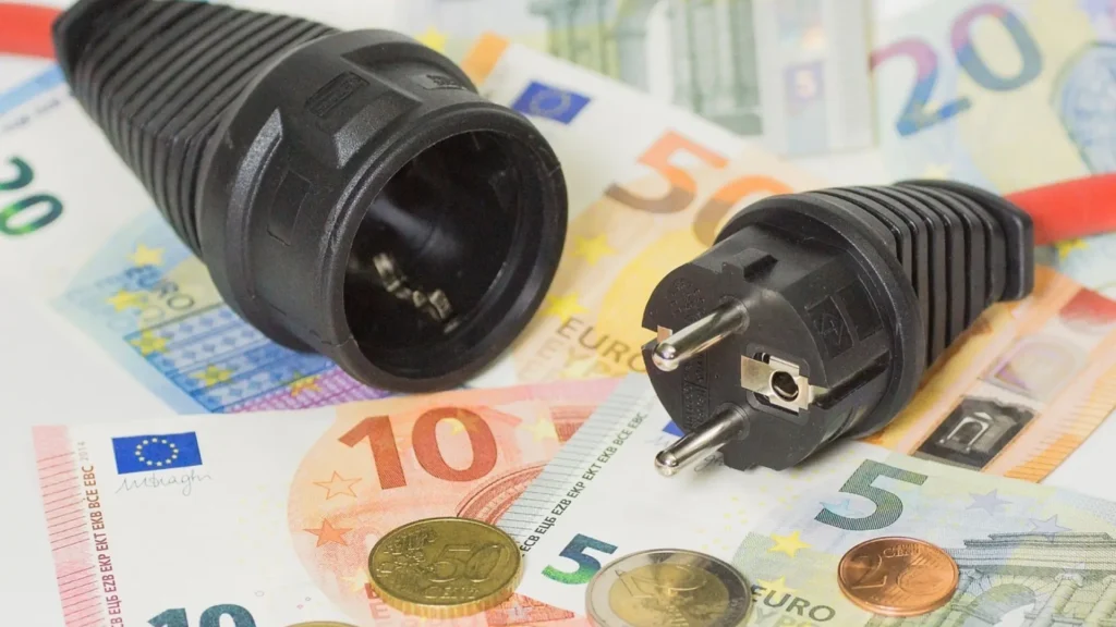 Subida de la luz hasta 20 euros al mes si desaparece la tarifa regulada en España