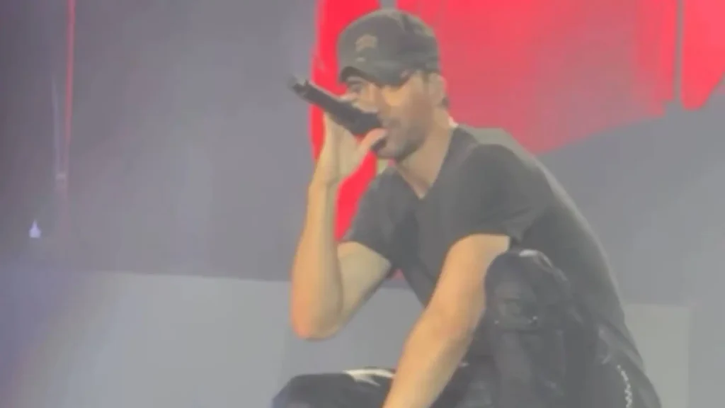 Enrique Iglesias y el beso viral: ¿qué dice la ley sobre consentimiento en interacciones públicas?