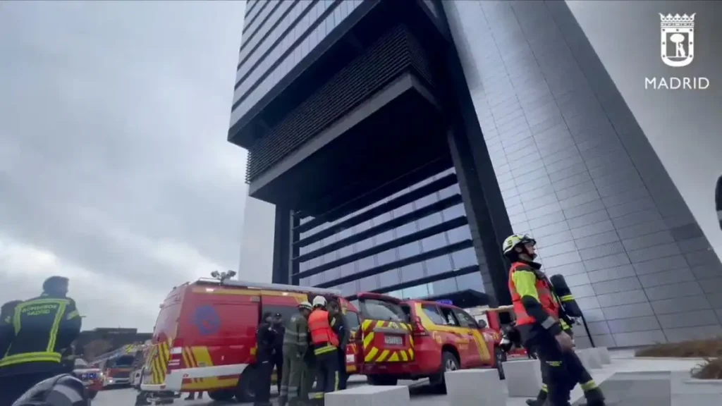 Incendio en Estepona: desalojo de edificio y protocolos de emergencia en Andalucía