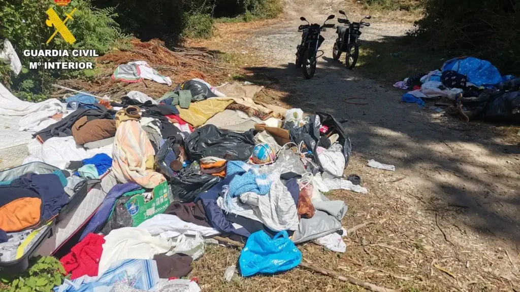 Barco encallado en el monte de A Zapateira: ¿qué dice la ley sobre estructuras ilegales en zonas forestales?