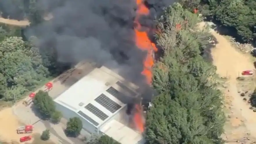 Incendio industrial en Òrrius: impacto ambiental, confinamiento y respuesta institucional