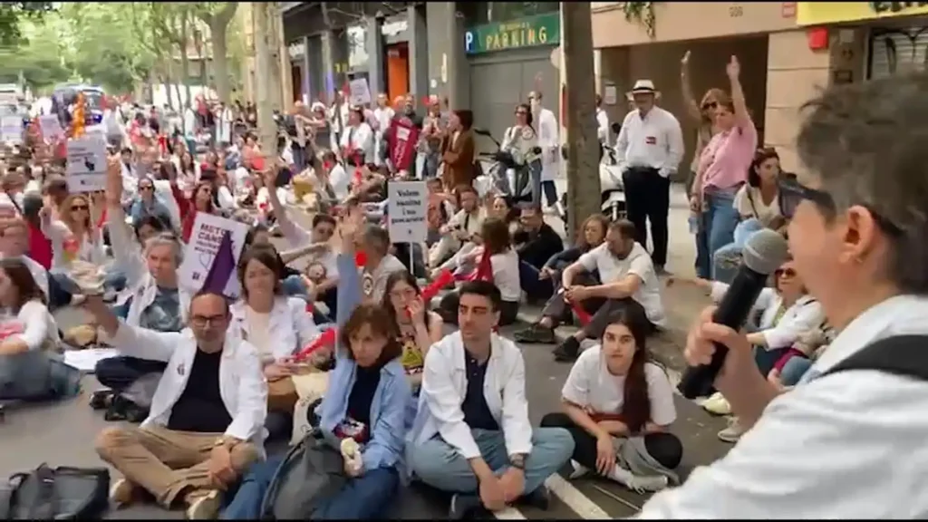 Huelga de médicos en Cataluña: ¿qué implica la campaña ‘Ni un minuto más’?