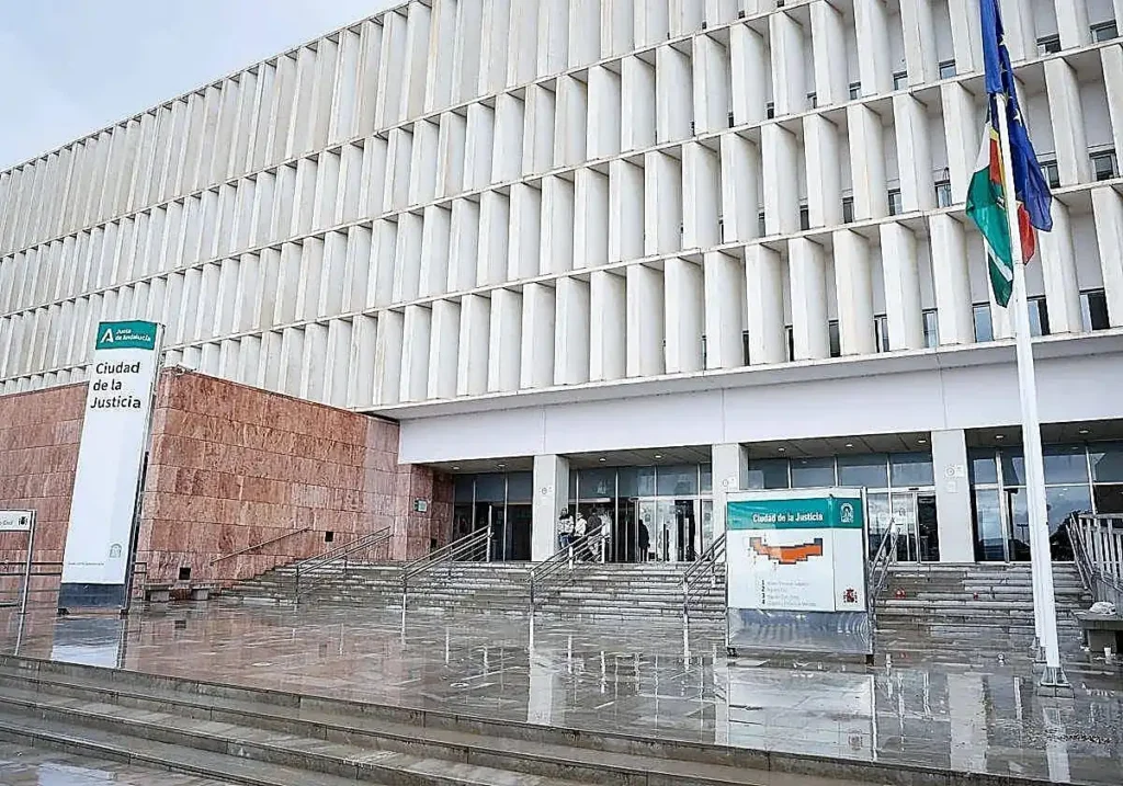 Agresión a policía de paisano en Málaga: condena y marco legal