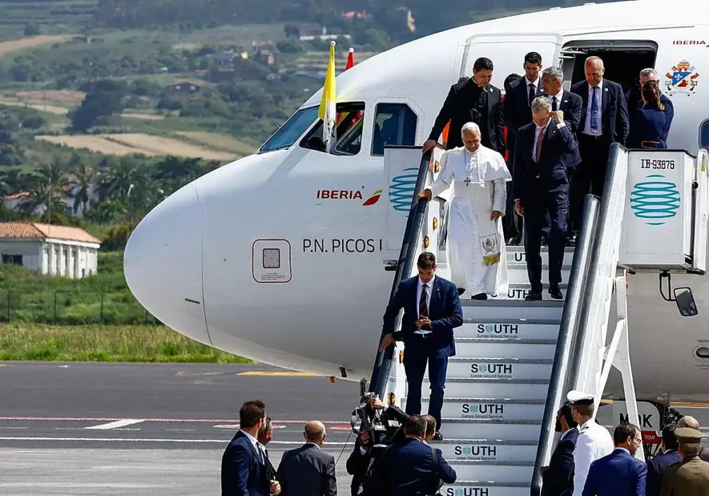 Papa León XIV regresa a Roma en Falcon del Rey tras fallo técnico de Iberia