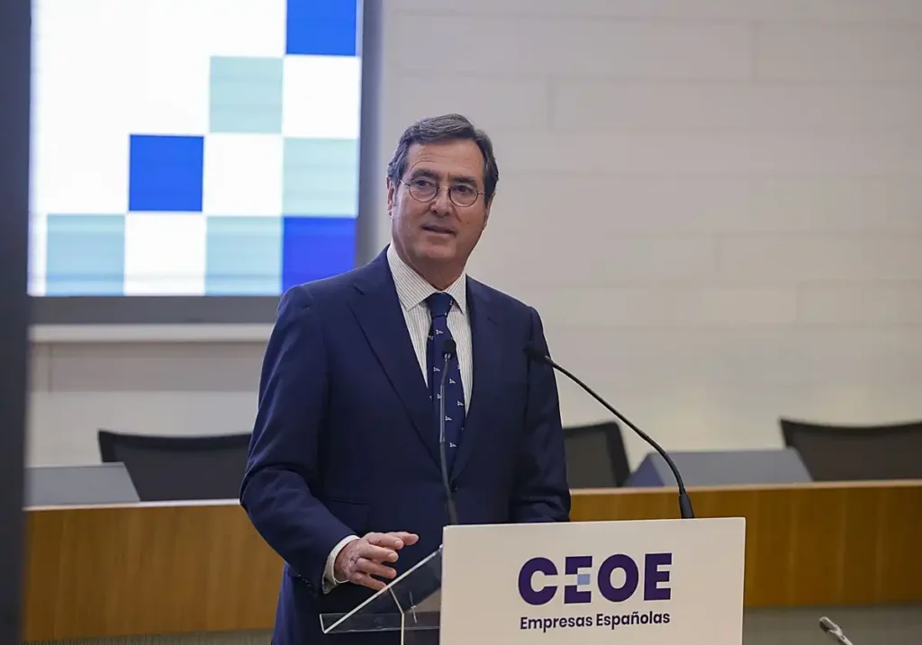 CEOE pide que la Seguridad Social pague bajas por contingencia común