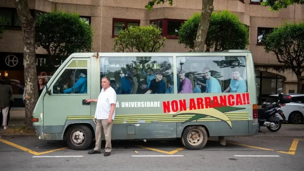 Autobús de pega en Oleiros: ¿Qué dice la ley sobre el abandono de vehículos sin ITV ni seguro?