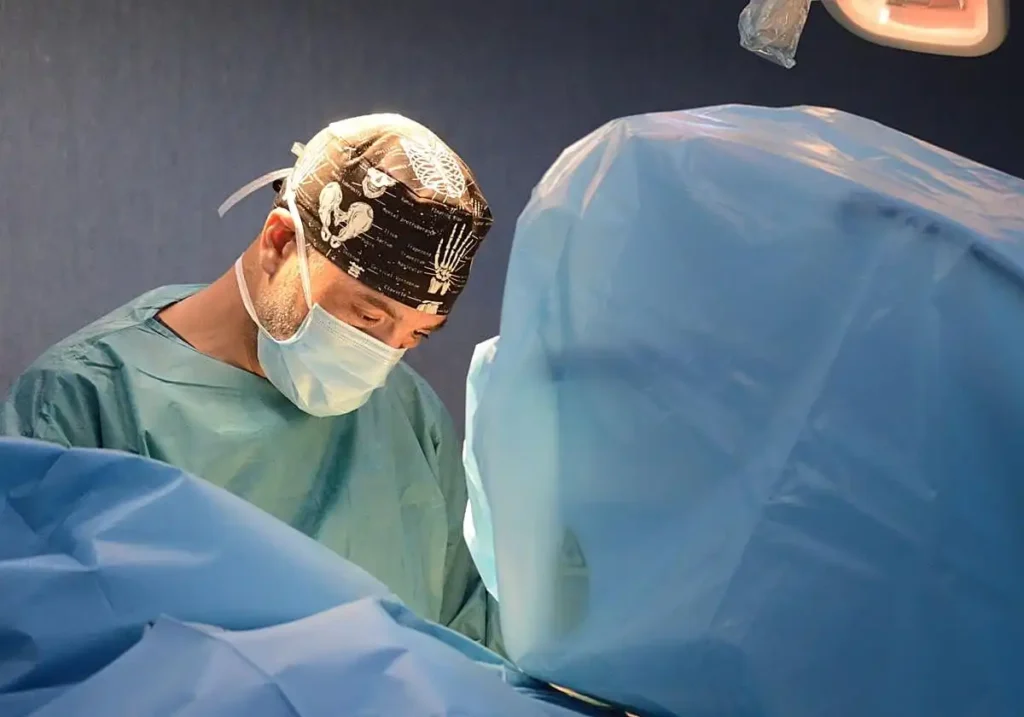 Cirugía bilateral simultánea de cadera en Málaga: ¿Qué implica el abordaje anterior?