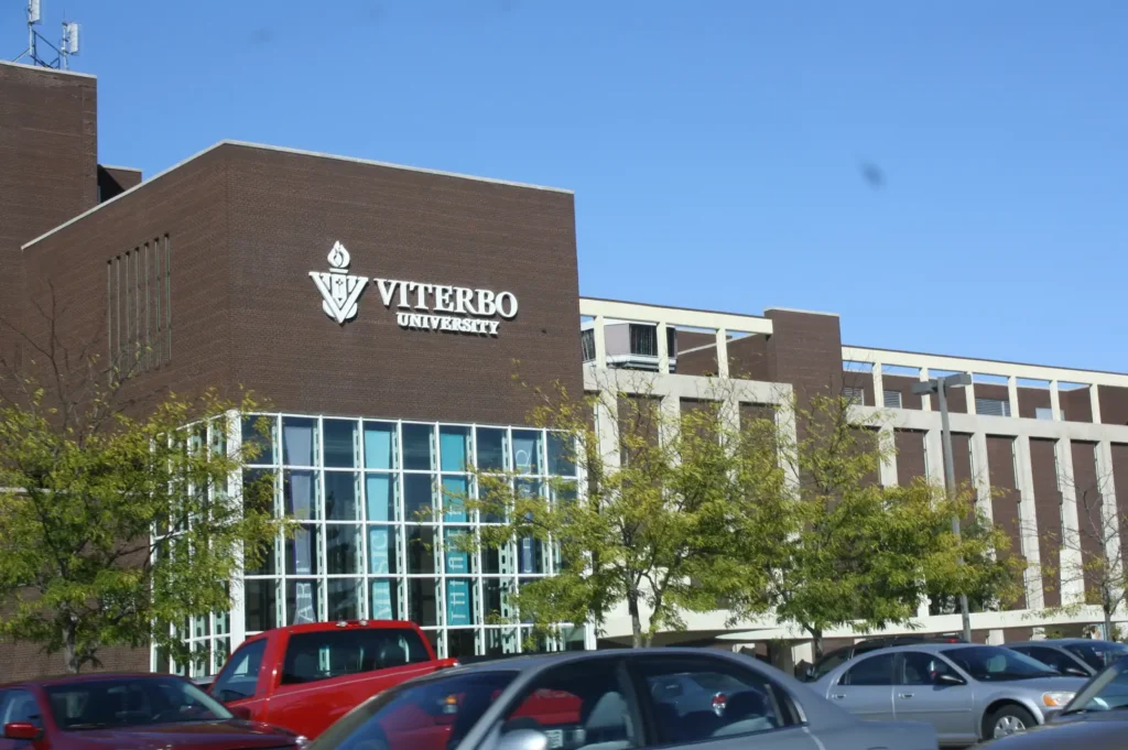 Becas La Caixa 2026: 98 becarios para estudiar en universidades top del mundo