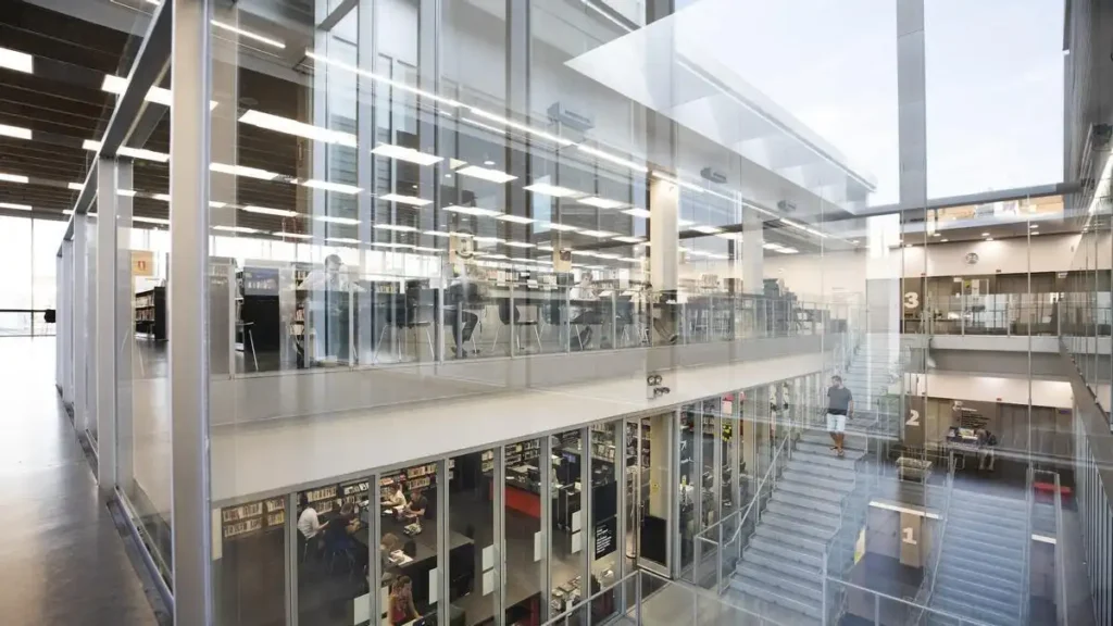 Huelga bibliotecas Barcelona: impacto en refugios climáticos y servicios públicos