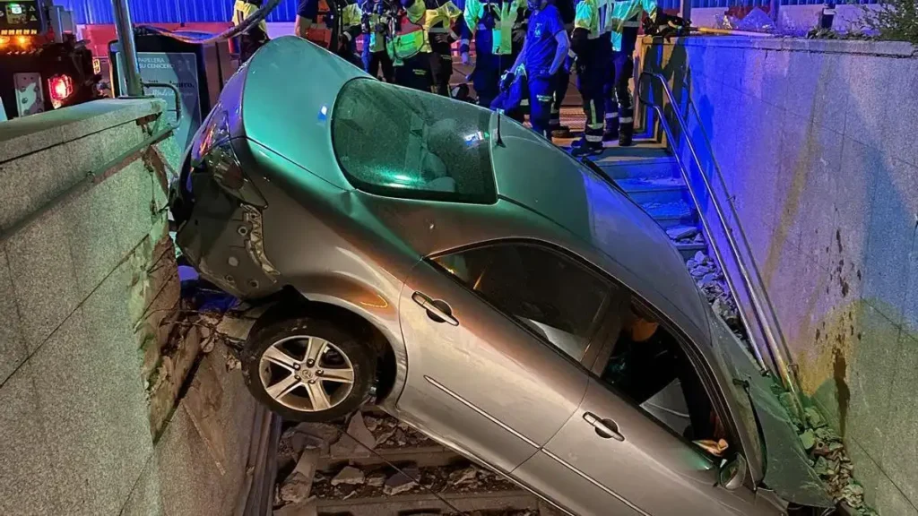 Accidente en La Castellana: coche incrustado en estación de metro Begoña