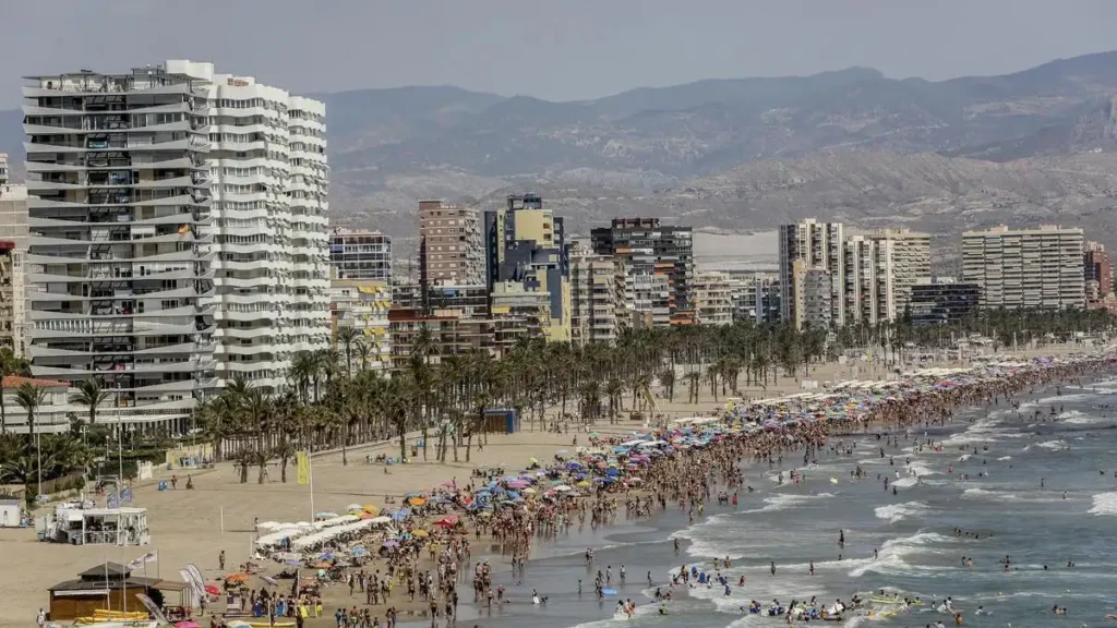 Qué es la Playa de San Juan en Alicante: todo lo que necesitas saber sobre el arenal más largo de la provincia