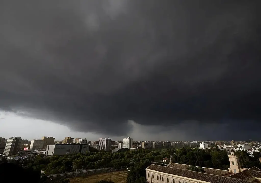 Tormentas en Valencia: avisos amarillos, reventones térmicos y riesgo por calor extremo