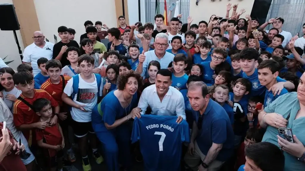Pedro Porro regresa a Don Benito tras ganar el Mundial: homenaje ciudadano y impacto local