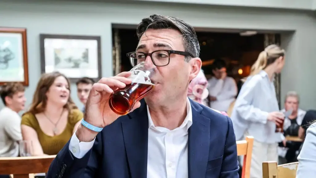 Reducción tasas empresariales Reino Unido 2026: ¿Qué afecta a pubs y locales de música?