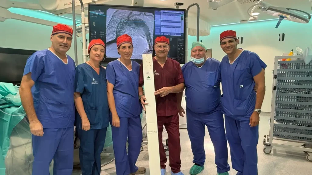 Endoprótesis personalizada para aneurisma aórtico: avance en cirugía cardiovascular mínimamente invasiva
