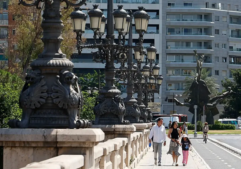 Valencia de los 70: urbanismo, identidad y transformación del norte del puente del Ángel Custodio