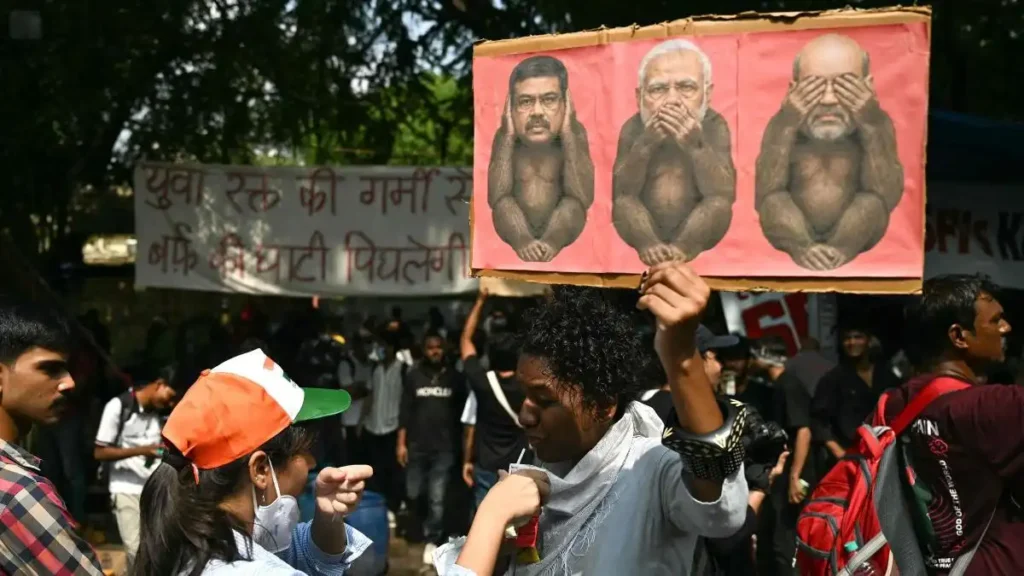 Dimisión ministro Educación India: impacto de las protestas de los jóvenes ‘cucarachas’