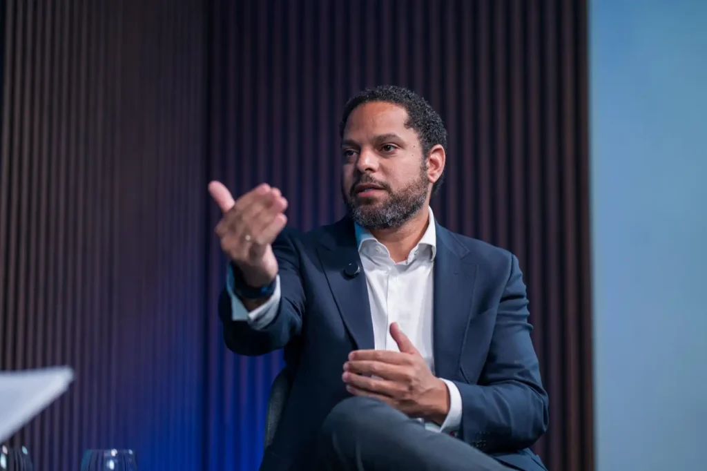 ¿Qué implica el pacto entre PP y Vox según la aritmética parlamentaria actual?